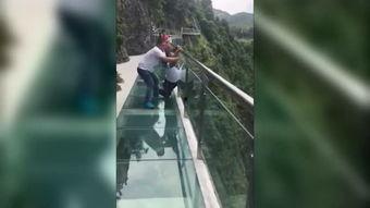 街头成人穿纸尿裤视频,成人纸尿裤现象引发热议